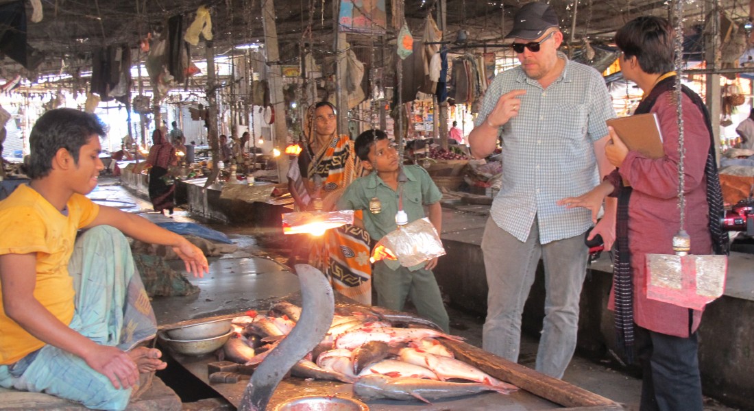 Rebeca and her PhD supervisor, Peter Kjær Mackie Jensen, visit a food market in Bangladesh to look at possible transmission sites of diarrheal diseases such as cholera