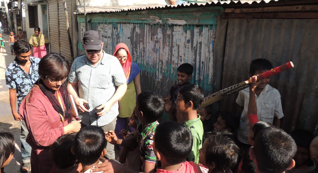 Rebeca, PhD student Charlotte Crim Tamason and Peter Kjær Mackie Jensen, visit the urban community in East Arichpur, Dhaka