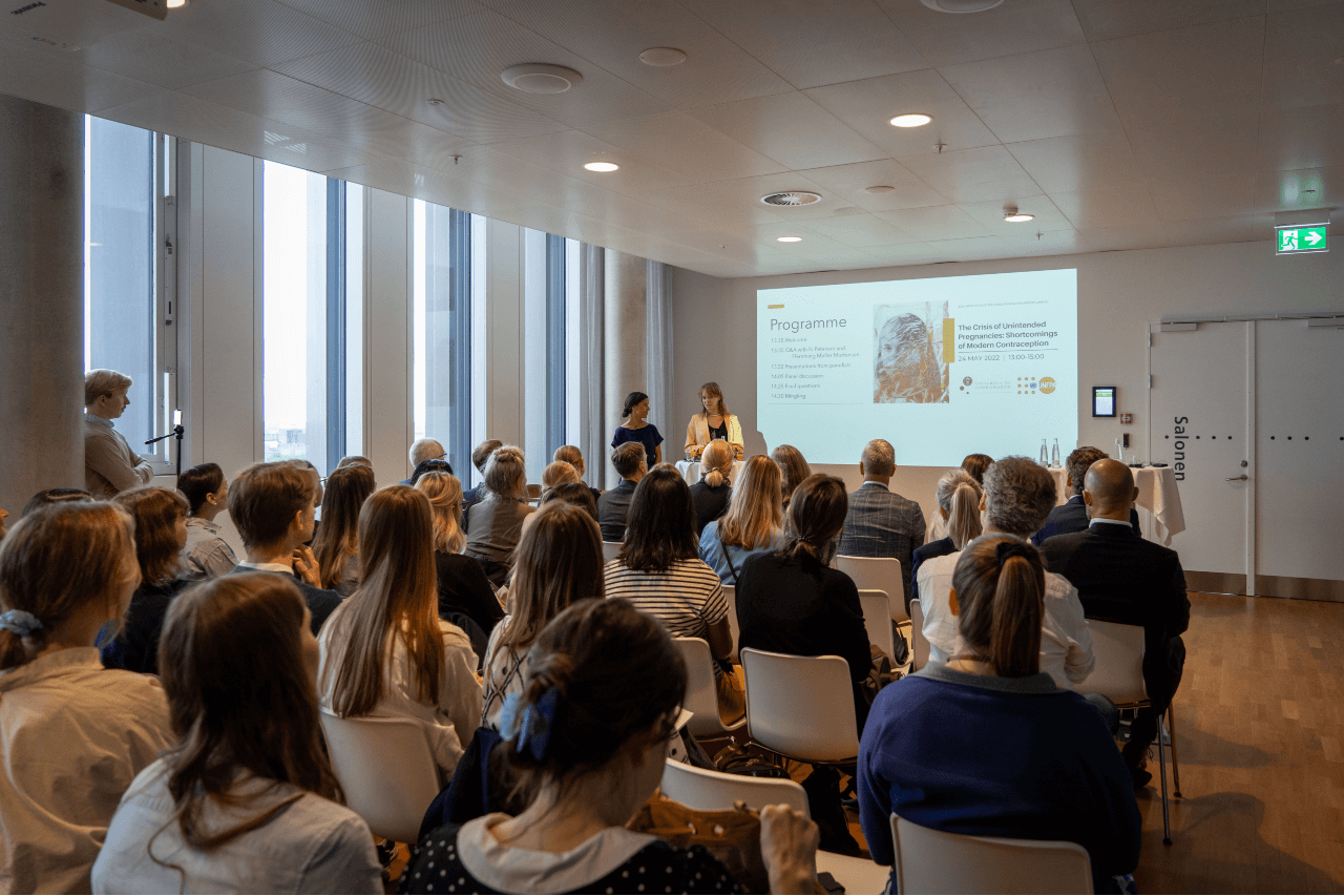 The room was full when the two moderators from School of Global Health - Monica Kujabi and Imke Broecheler - welcomed everyone. Photo: Jacob Lejbach Sørensen