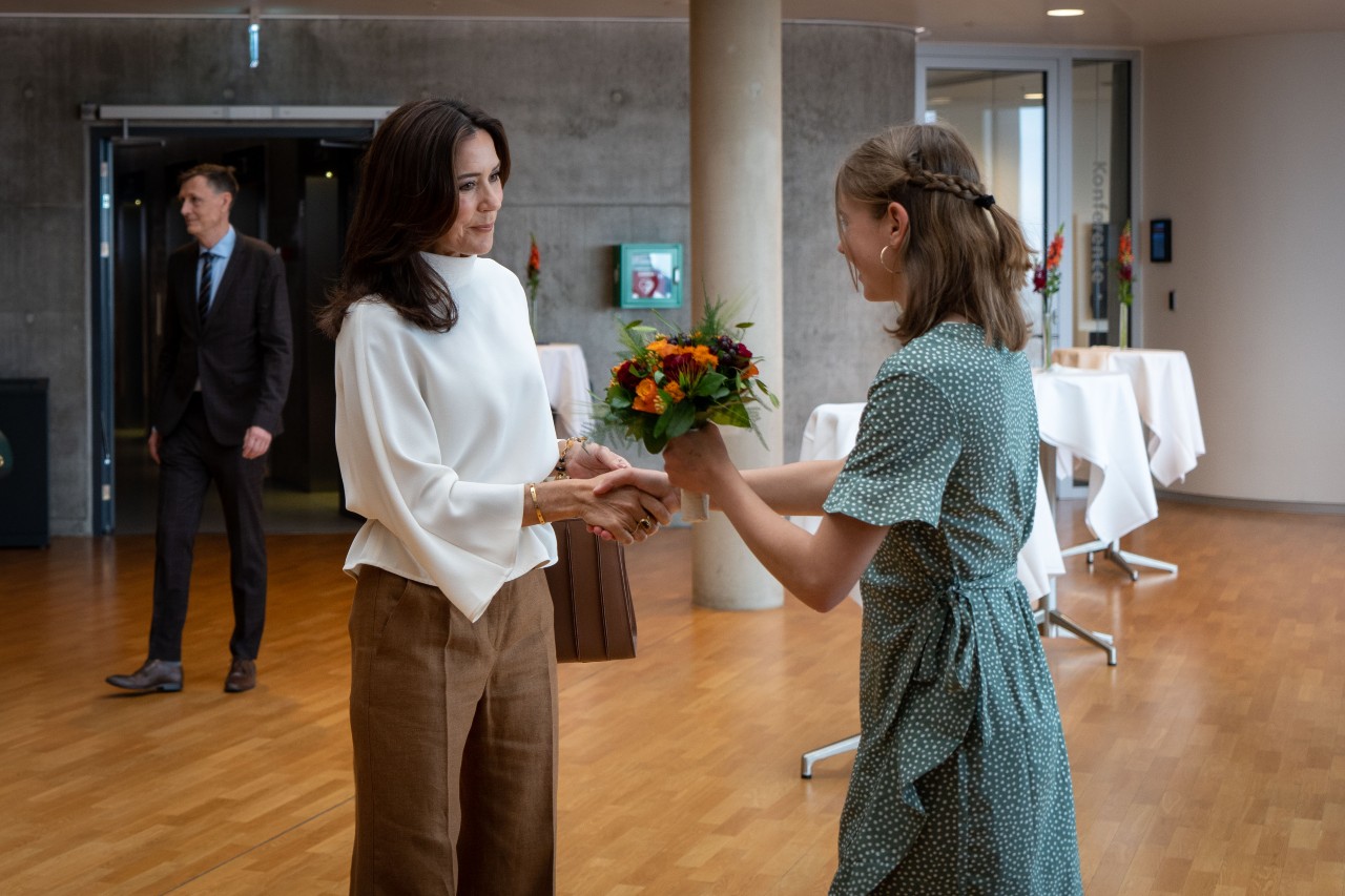 Her Royal Highness The Crown Princess was welcomed by Solveig Aggernæs (13 år). Her Royal Highness The Crown Princess has been the protector of UNFPA since 2010. Photo: Jacob Lejbach Sørensen.